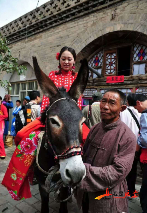 陕北骑毛驴,骑马,坐花轿仿古民俗,时有上演.