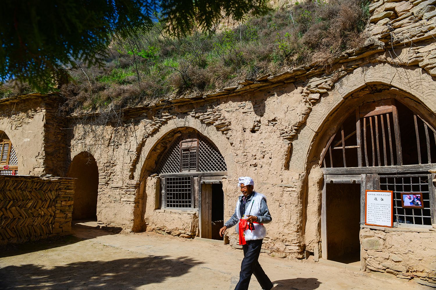 在一排破窑洞院落中有一个遗存:3孔匈奴人建造居住的距今1500多年历史