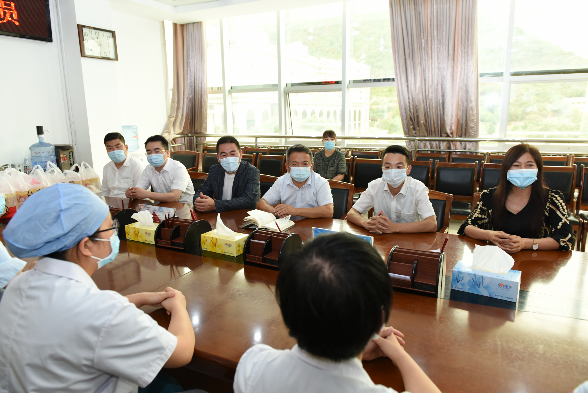 延安吾悦广场总经理路志军及副总经理许家鸿亲自为一线医护人员递上暖